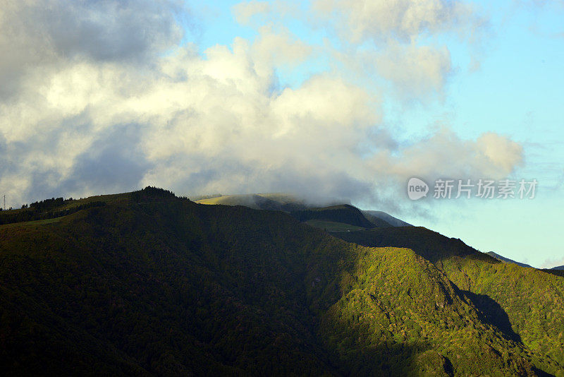 弗纳斯山谷(亚速尔群岛)，火山口湖和教堂“Nossa Senhora das Vitorias”